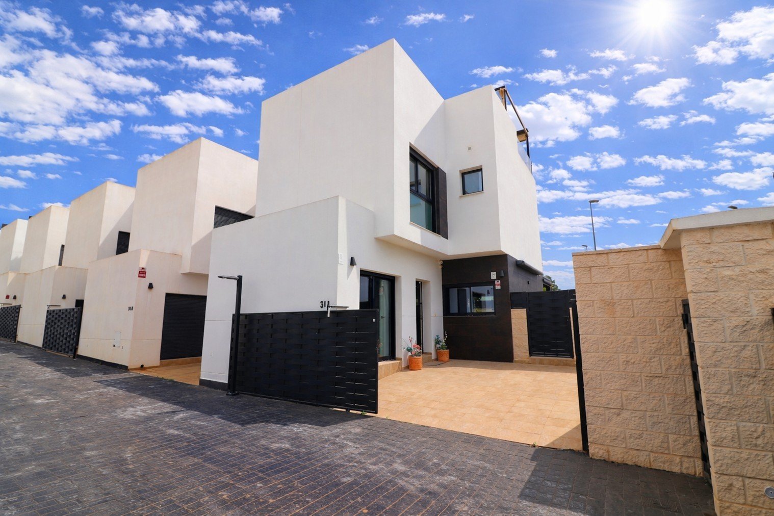 Modern villa with 3 bedrooms, 2 bathrooms, a roof terrace, a parking space and a private swimming pool