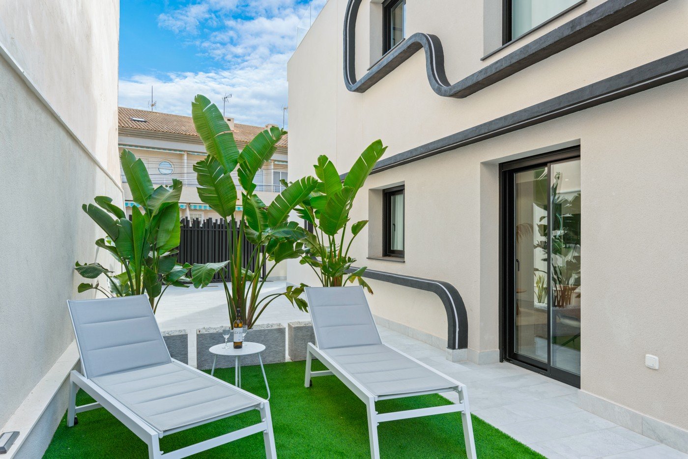 Renovated semi-detached house with 4 bedrooms, 3 bathrooms, a roof terrace, a private pool and sea views