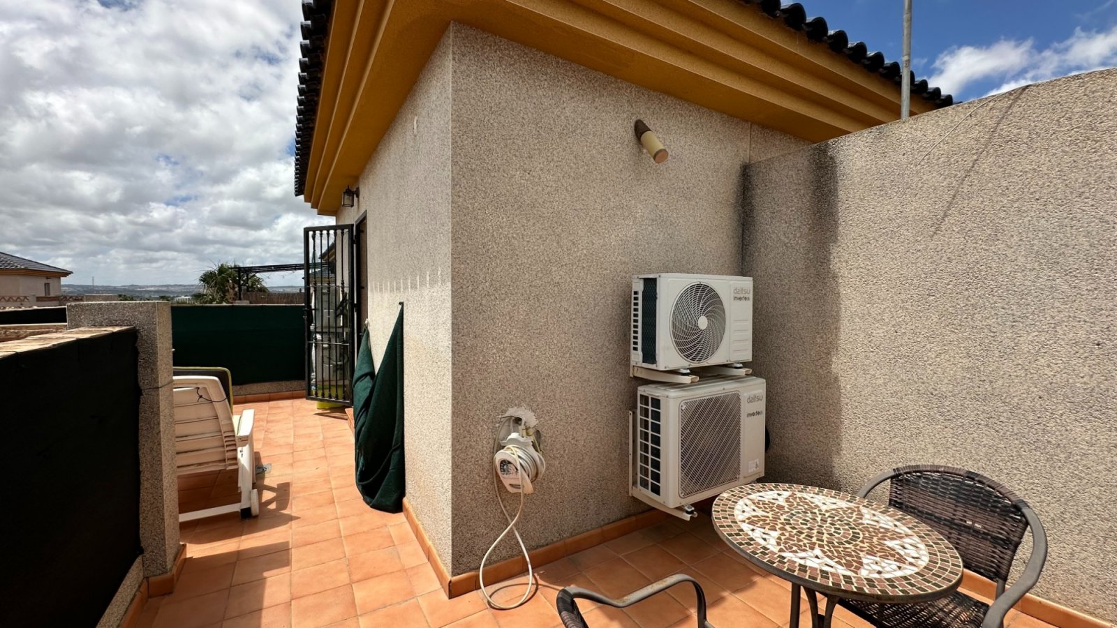 Semi-detached villa with 3 bedrooms, 2 bathrooms, a roof terrace and a private swimming pool