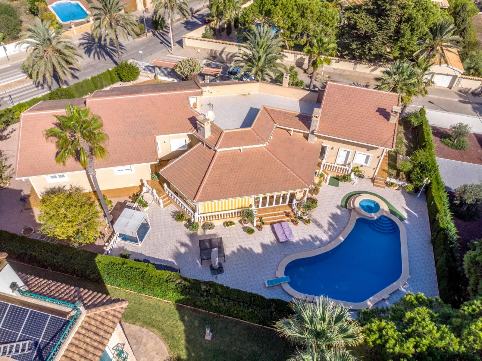 Magnificent detached villa with 3 bedrooms, 4 bathrooms, a gym, a sauna, a garage and a private pool, just 1 km from the beach