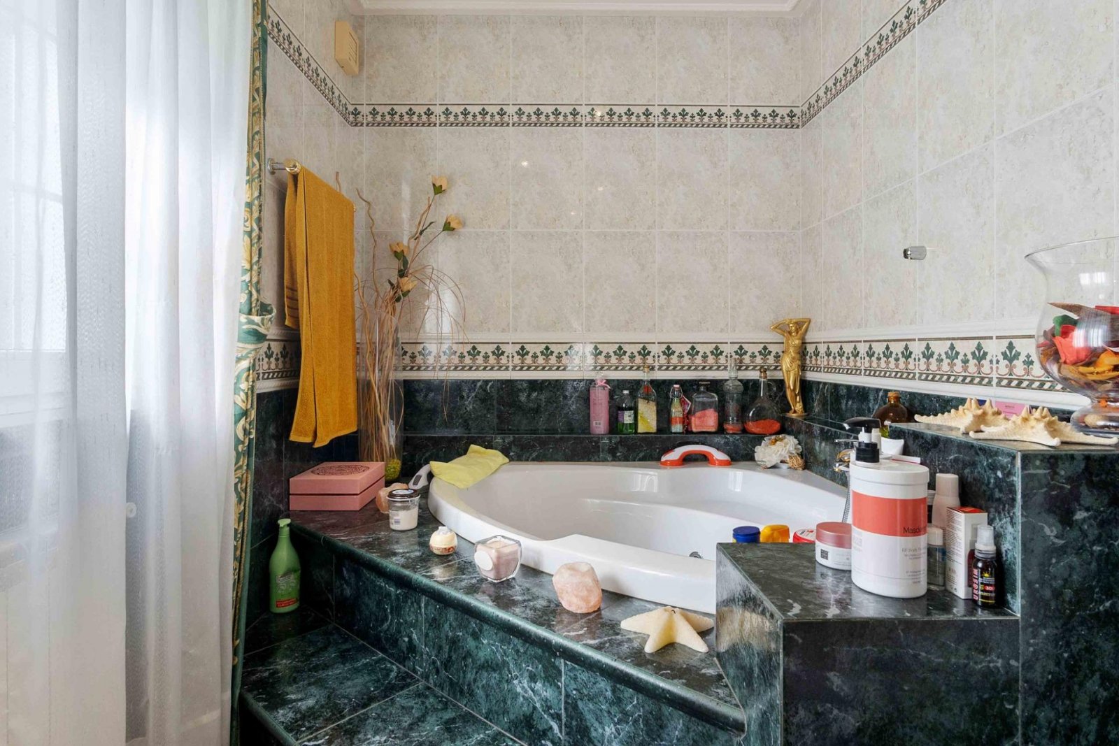 Magnificent detached villa with 3 bedrooms, 4 bathrooms, a gym, a sauna, a garage and a private pool, just 1 km from the beach
