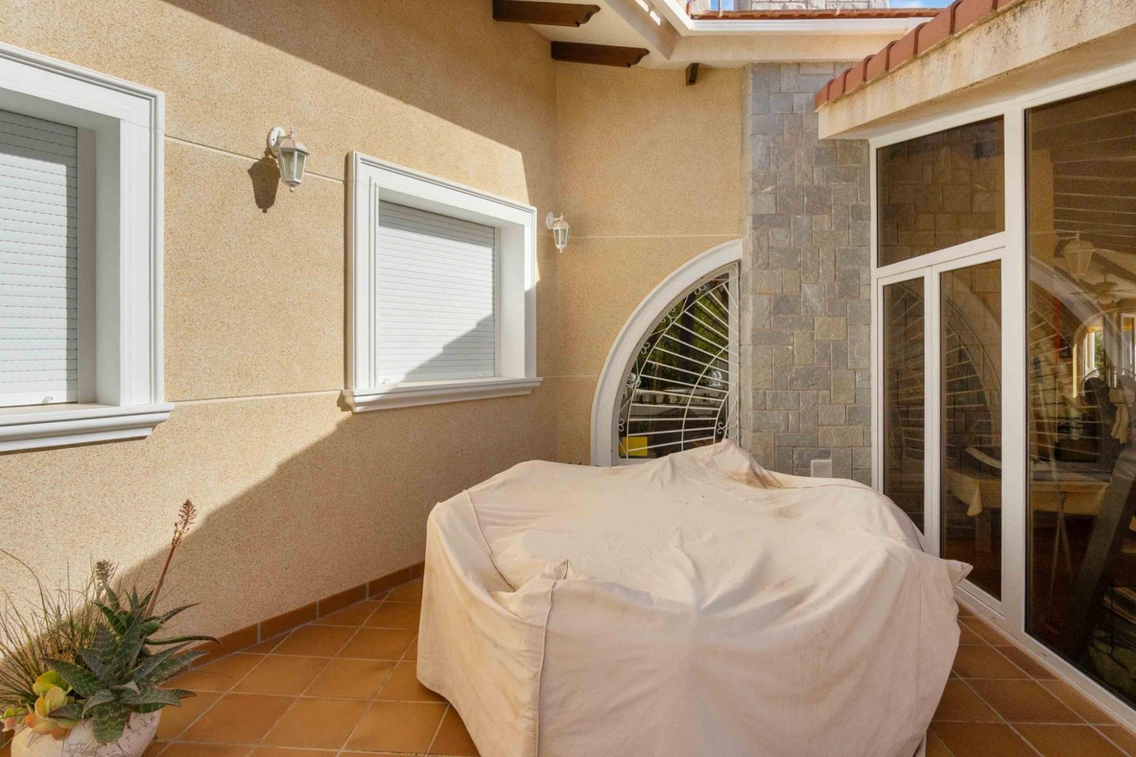 Magnificent detached villa with 3 bedrooms, 4 bathrooms, a gym, a sauna, a garage and a private pool, just 1 km from the beach