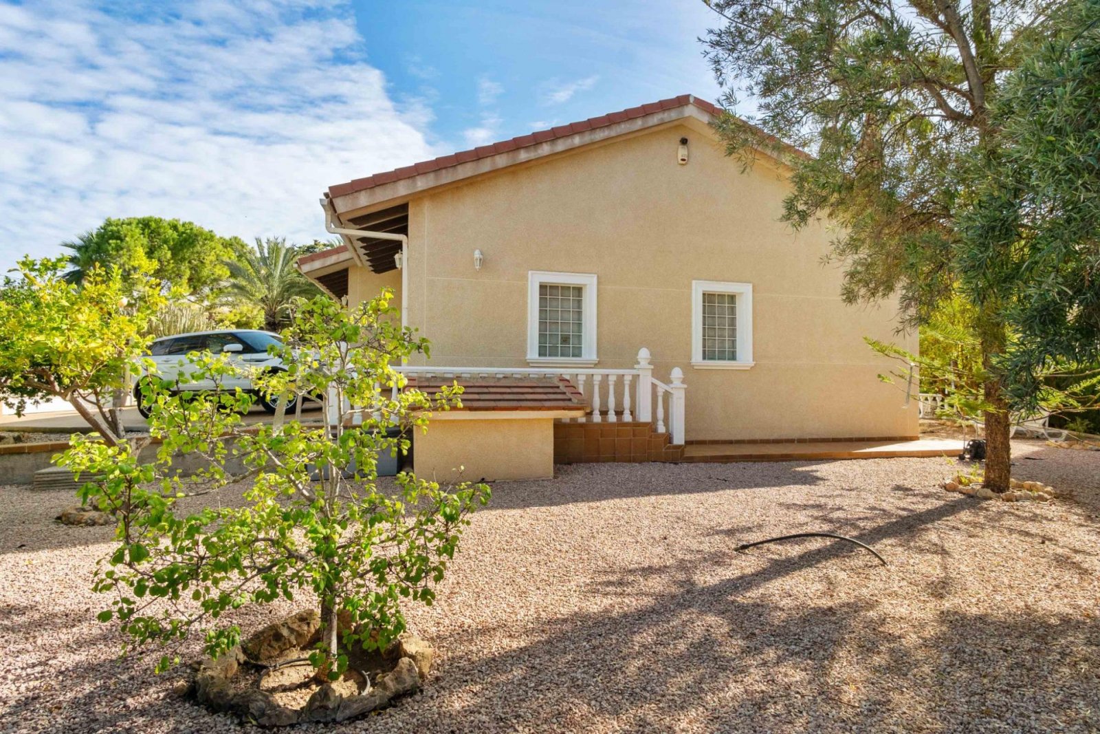 Magnificent detached villa with 3 bedrooms, 4 bathrooms, a gym, a sauna, a garage and a private pool, just 1 km from the beach