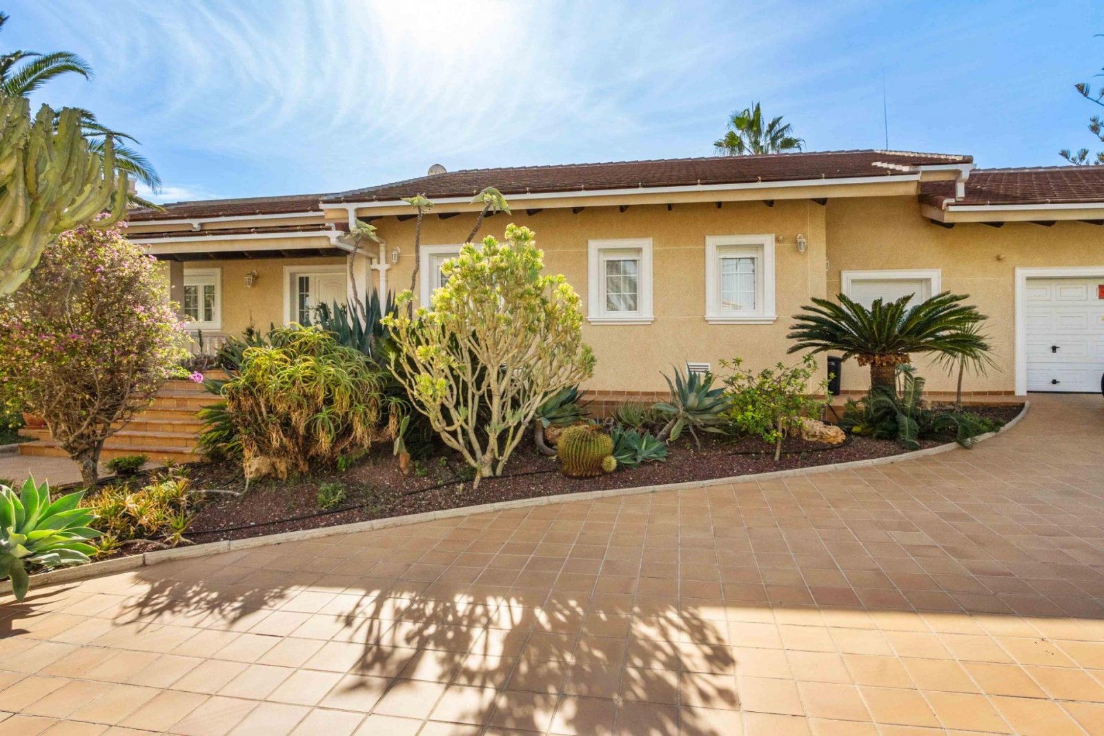 Magnificent detached villa with 3 bedrooms, 4 bathrooms, a gym, a sauna, a garage and a private pool, just 1 km from the beach
