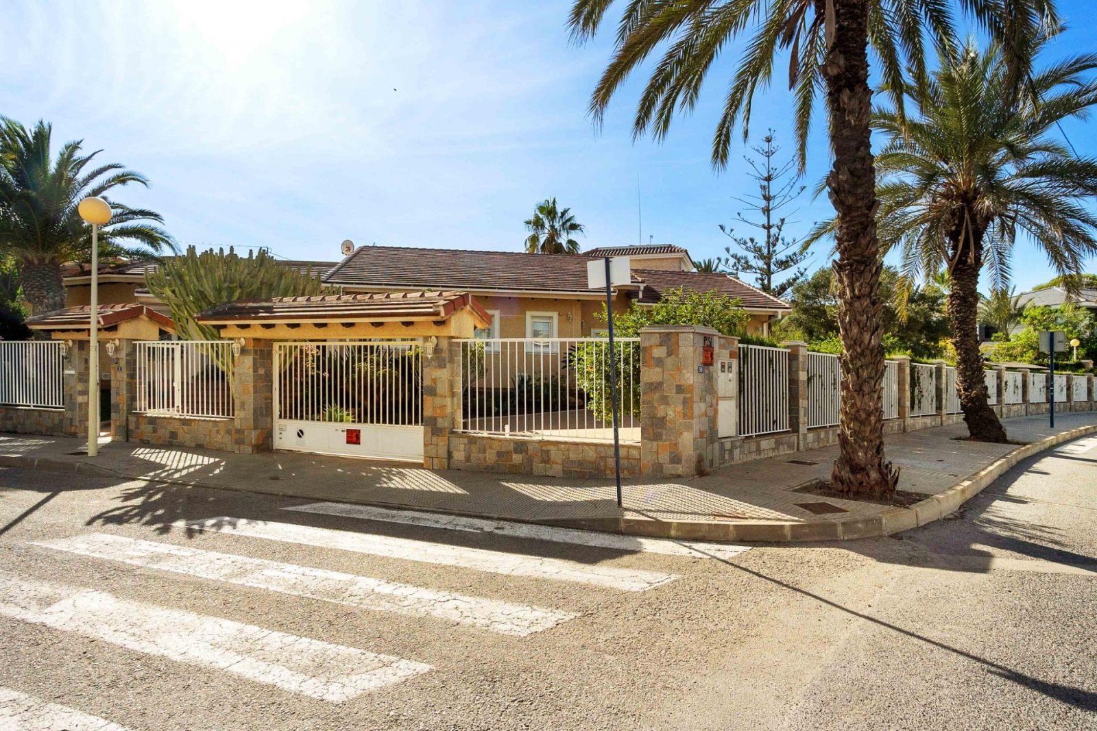 Magnificent detached villa with 3 bedrooms, 4 bathrooms, a gym, a sauna, a garage and a private pool, just 1 km from the beach