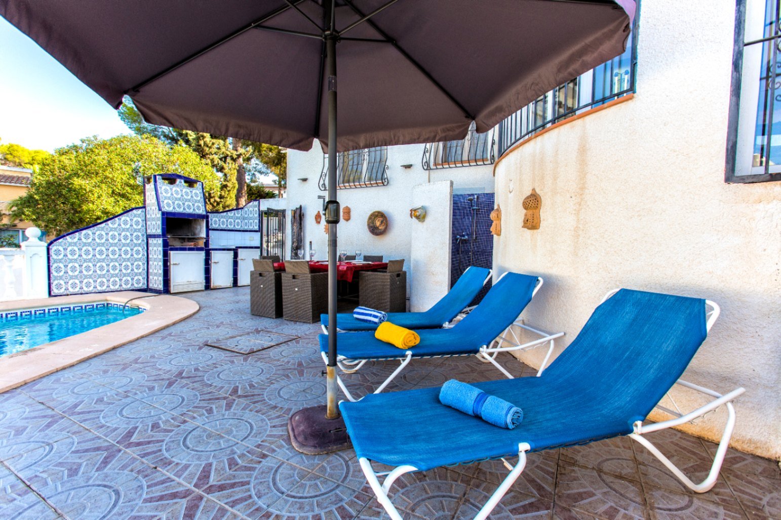 Traditional and spacious villa with private pool, garage and roof terrace with sea views