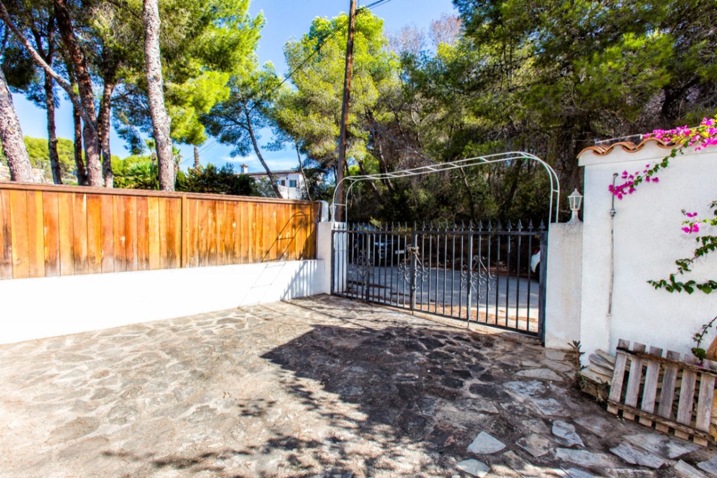 Traditional and spacious villa with private pool, garage and roof terrace with sea views