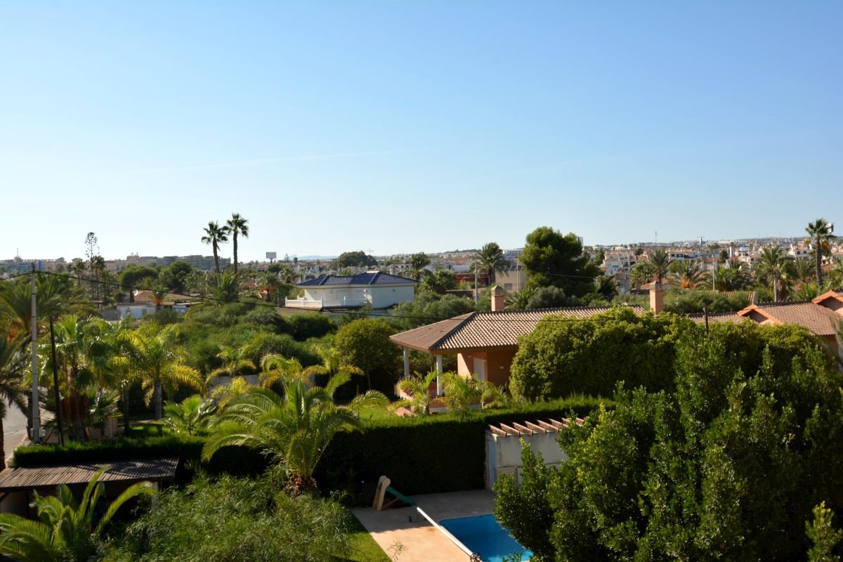 Beautiful, spacious and exclusive villa in the best area of Cabo Roig, just 150 metres from the beach