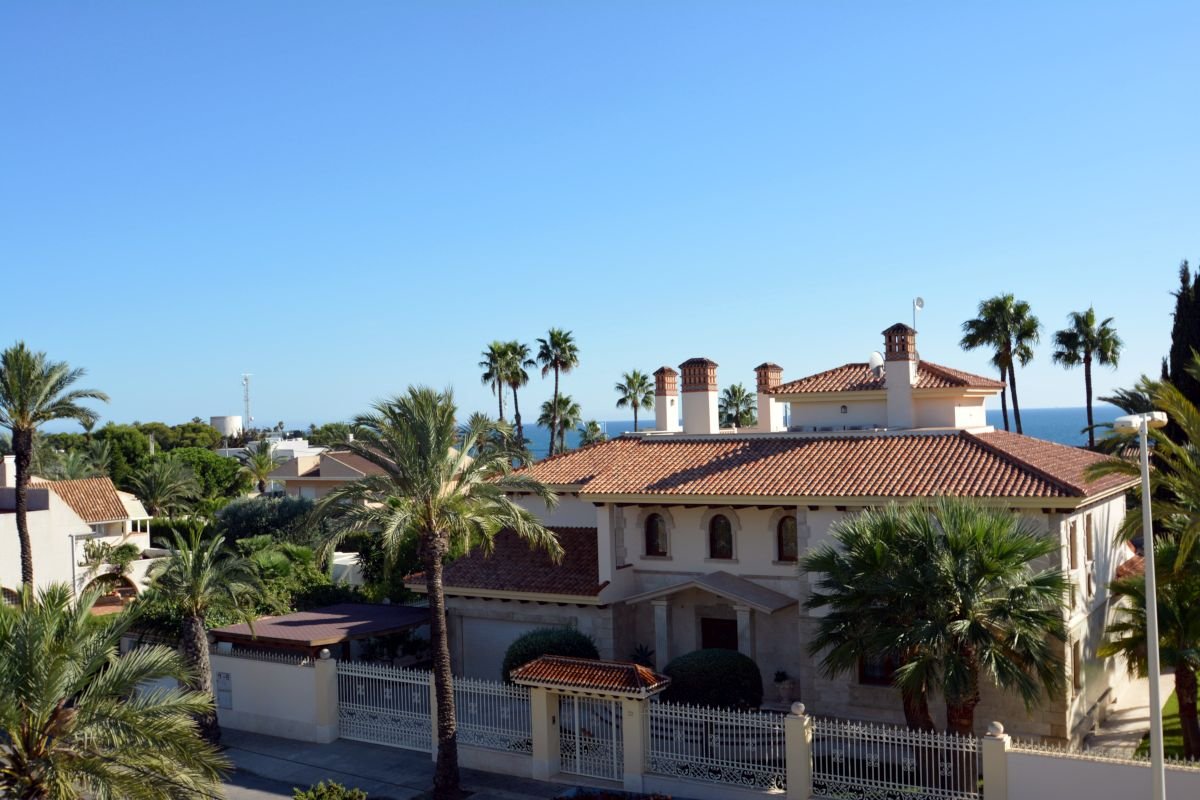 Beautiful, spacious and exclusive villa in the best area of Cabo Roig, just 150 metres from the beach