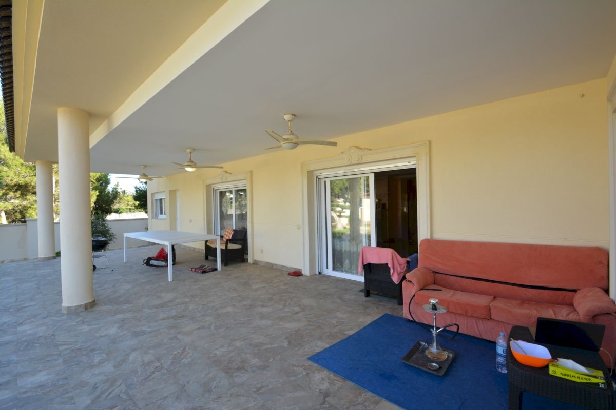 Beautiful, spacious and exclusive villa in the best area of Cabo Roig, just 150 metres from the beach