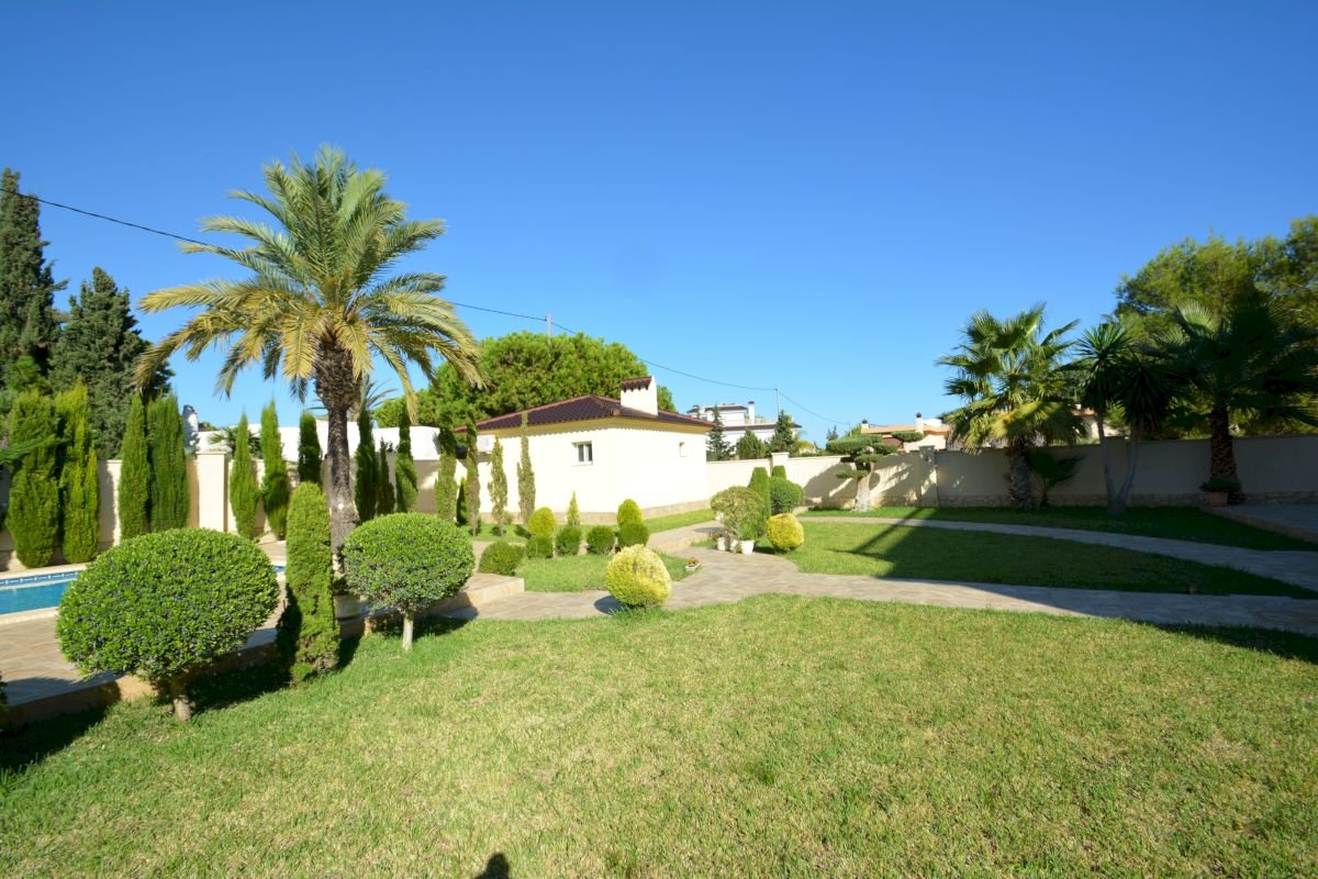 Beautiful, spacious and exclusive villa in the best area of Cabo Roig, just 150 metres from the beach