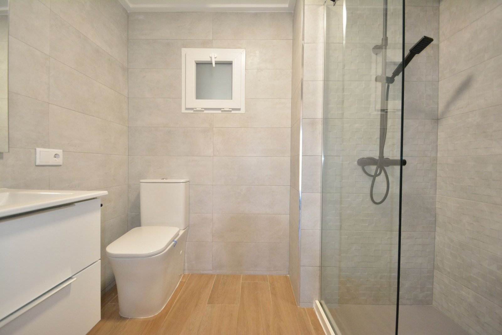 Fully renovated apartment with 3 bedrooms, 2 bathrooms and underground parking space just 200 metres from the beach