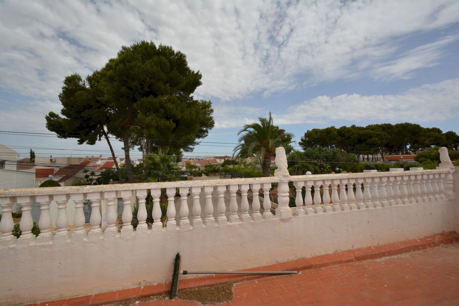 Spacious 4-Bedroom Townhouse with Great Potential in El Limonar