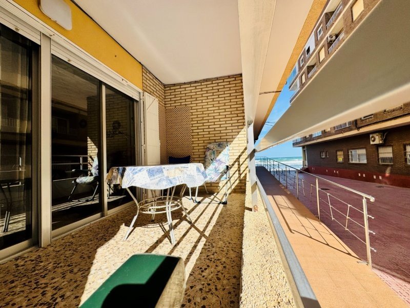 Spacious ground floor apartment with 3 bedrooms and 2 bathrooms, just a stone's throw from the beach