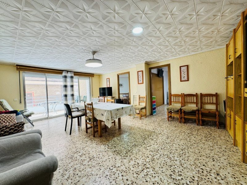 Spacious ground floor apartment with 3 bedrooms and 2 bathrooms, just a stone's throw from the beach
