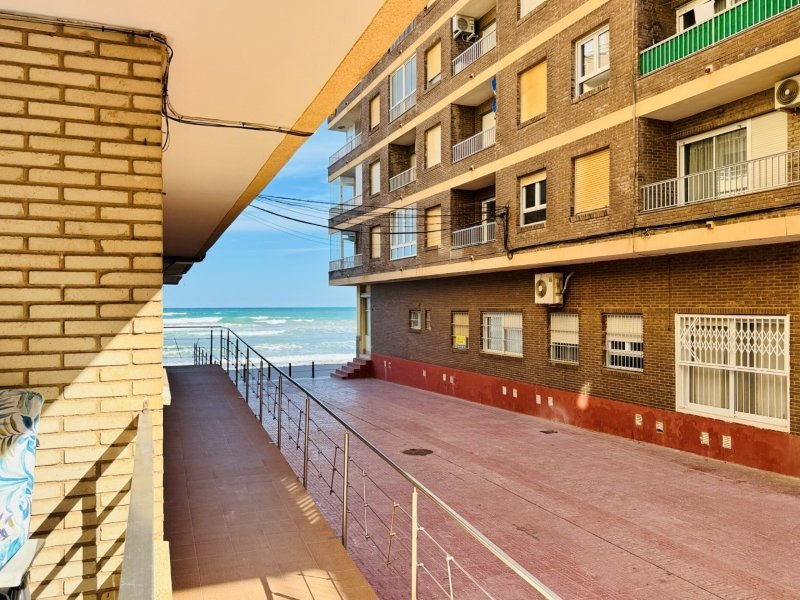Spacious ground floor apartment with 3 bedrooms and 2 bathrooms, just a stone's throw from the beach