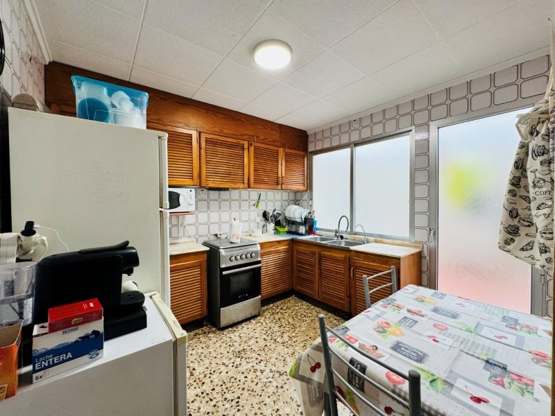 Spacious ground floor apartment with 3 bedrooms and 2 bathrooms, just a stone's throw from the beach