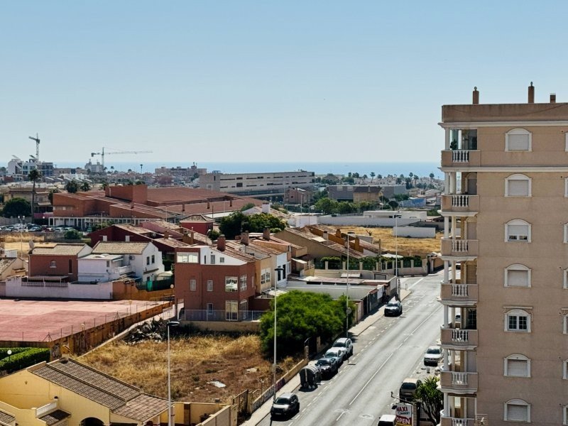 Apartment with 2 bedrooms, 1 bathroom, a covered parking space, communal pool and sea views