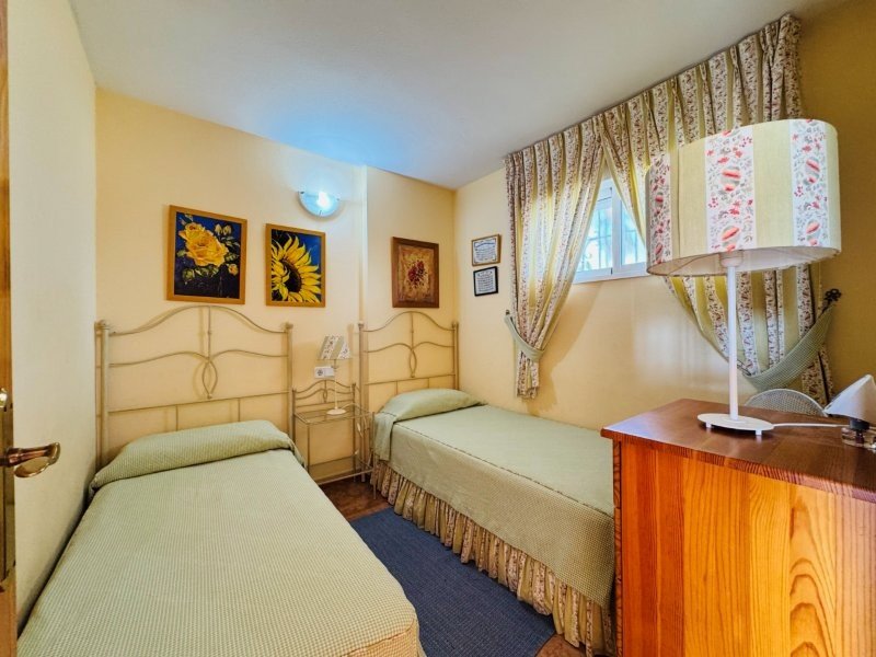 Apartment with 2 bedrooms, 1 bathroom, a covered parking space, communal pool and sea views