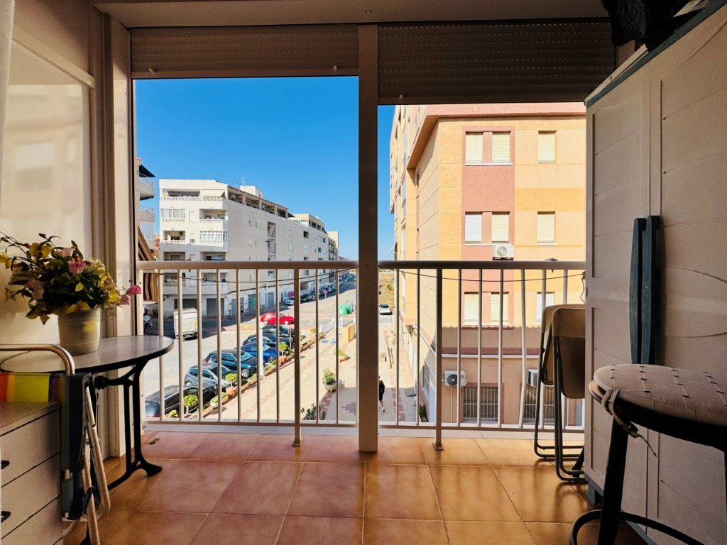 One-bedroom flat with a communal swimming pool just 100 metres from the beach