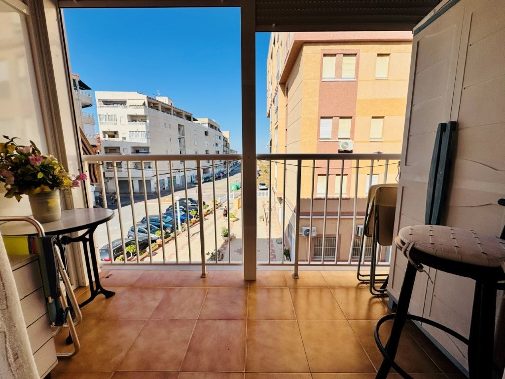 One-bedroom flat with a communal swimming pool just 100 metres from the beach