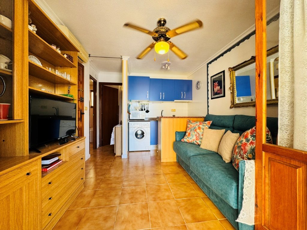 One-bedroom flat with a communal swimming pool just 100 metres from the beach