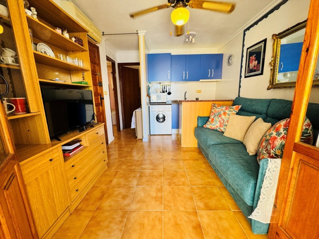 One-bedroom flat with a communal swimming pool just 100 metres from the beach
