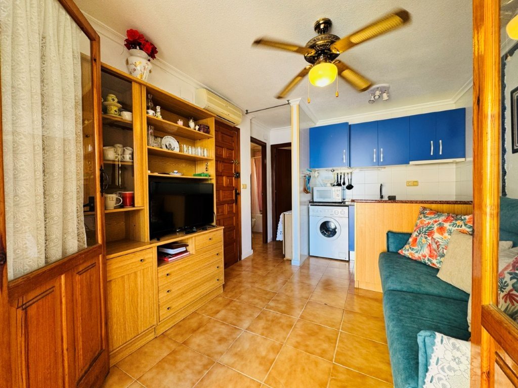 One-bedroom flat with a communal swimming pool just 100 metres from the beach