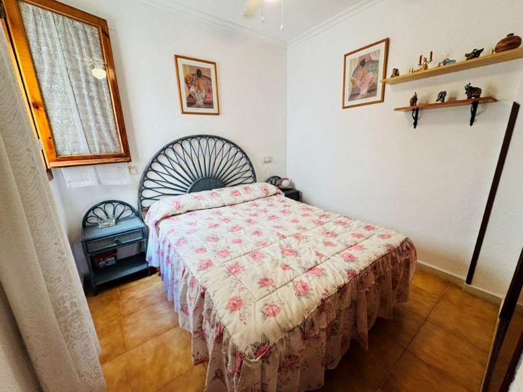 One-bedroom flat with a communal swimming pool just 100 metres from the beach