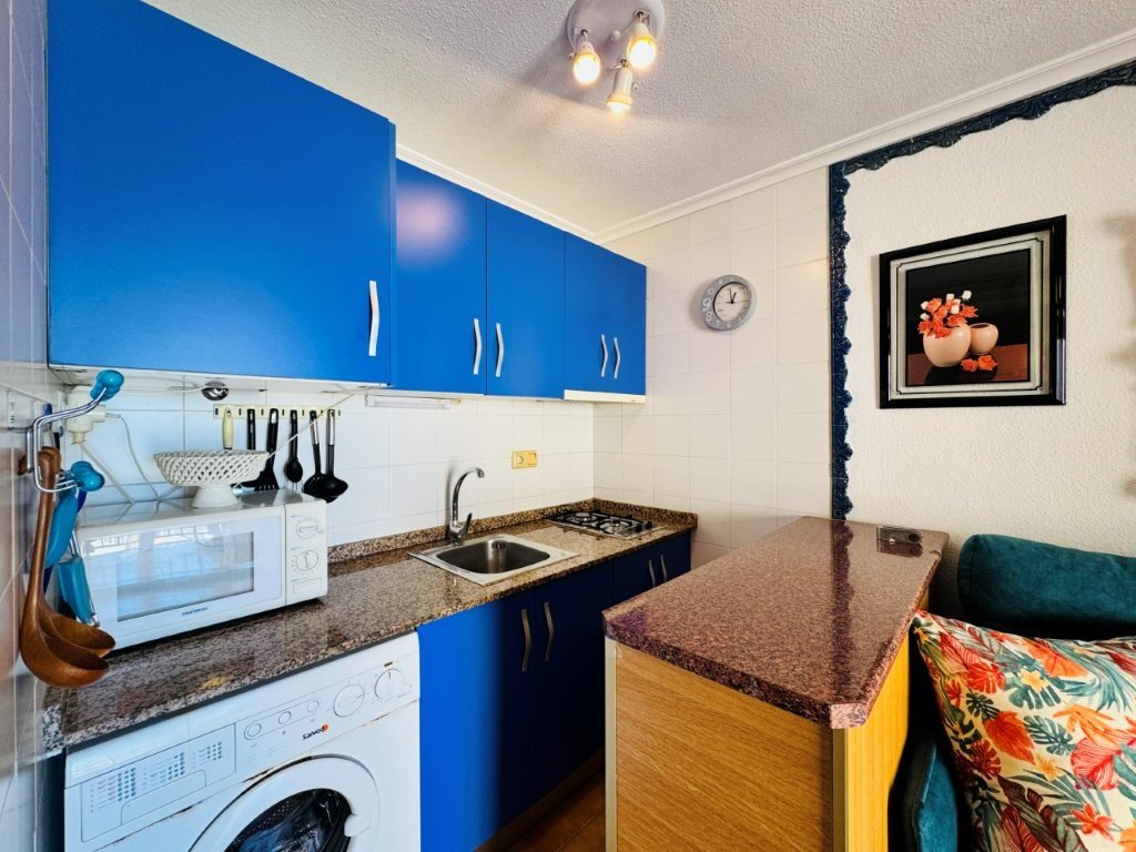 One-bedroom flat with a communal swimming pool just 100 metres from the beach