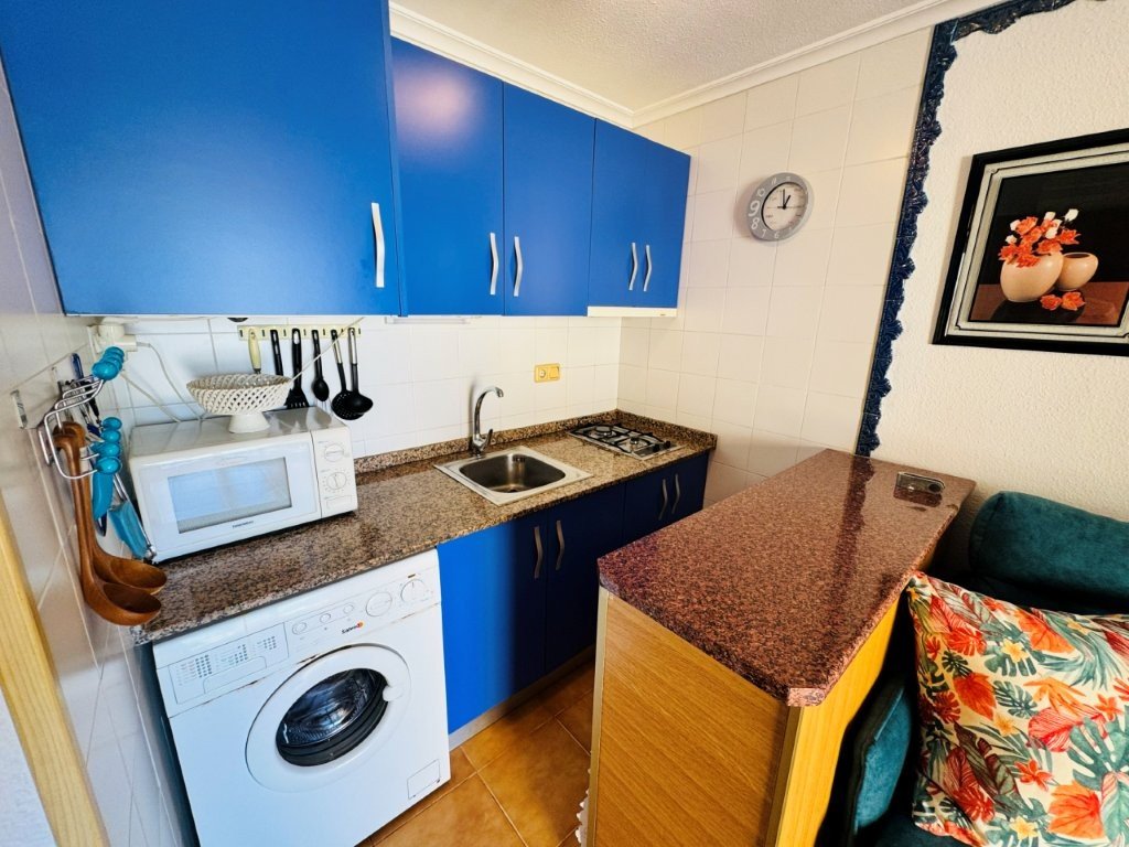 One-bedroom flat with a communal swimming pool just 100 metres from the beach