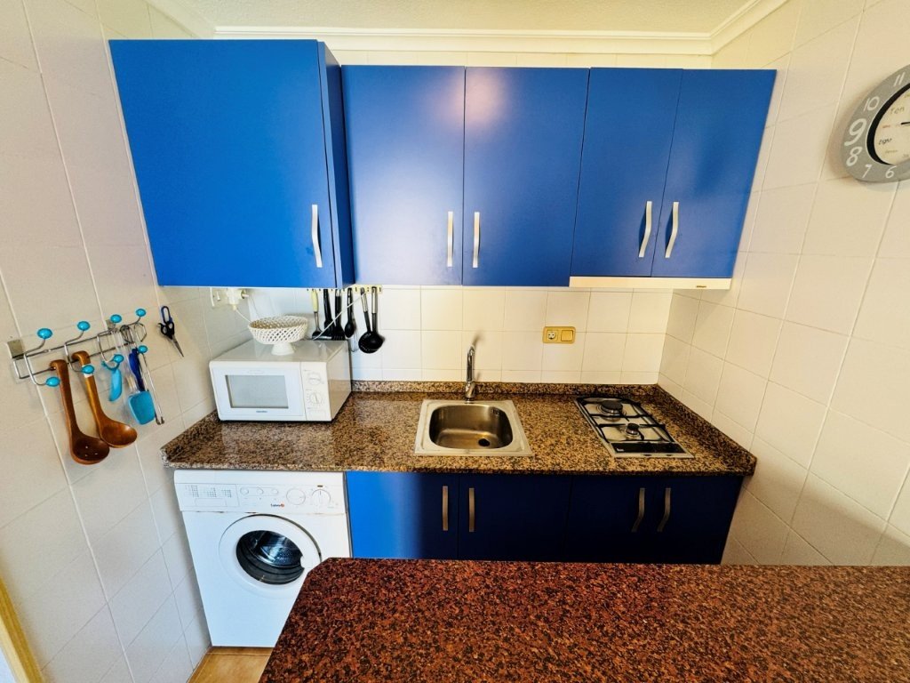 One-bedroom flat with a communal swimming pool just 100 metres from the beach