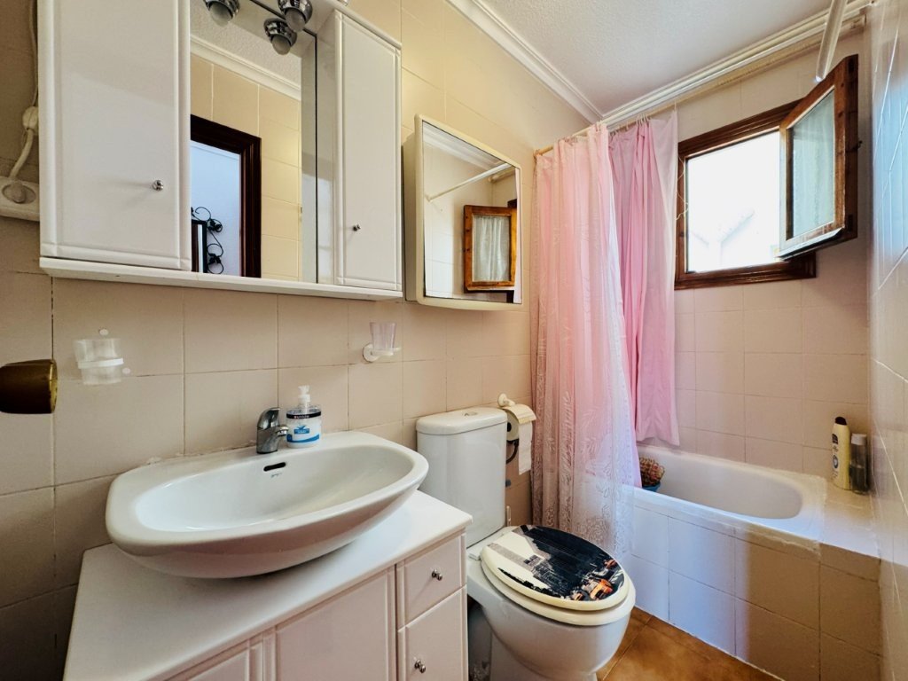 One-bedroom flat with a communal swimming pool just 100 metres from the beach