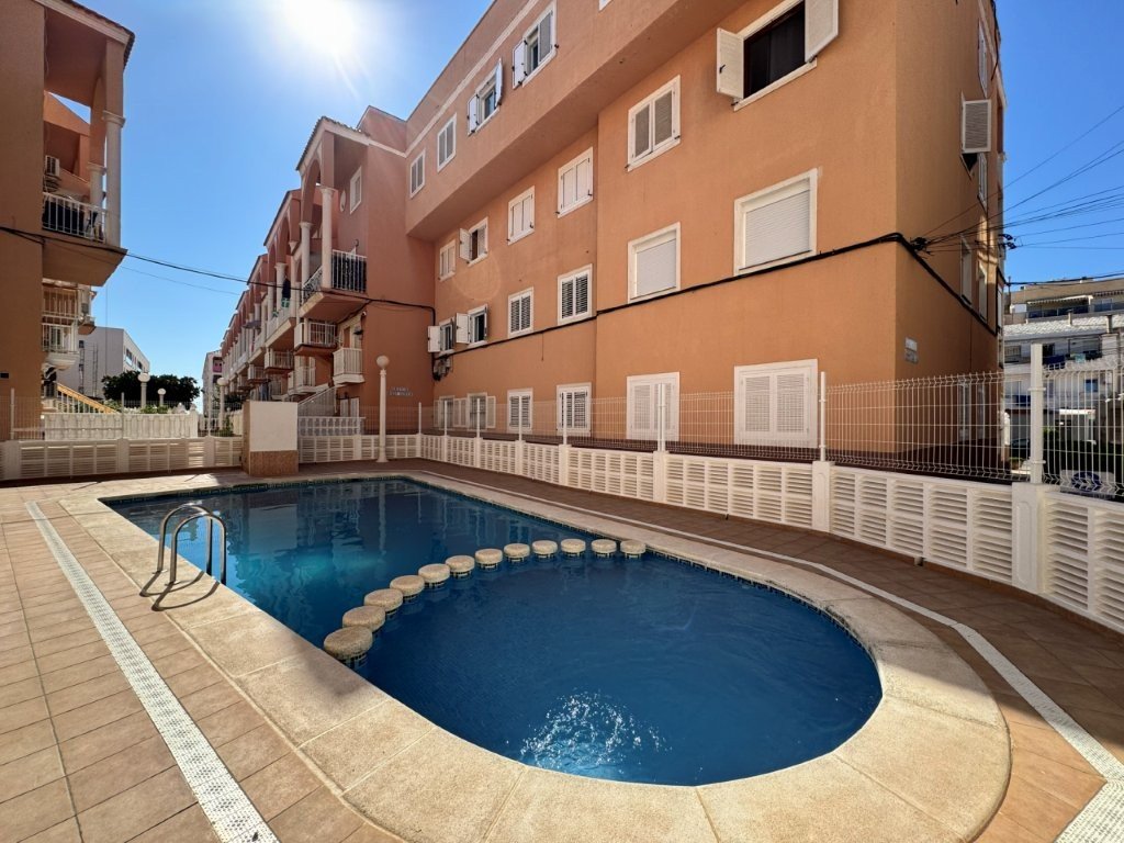 One-bedroom flat with a communal swimming pool just 100 metres from the beach