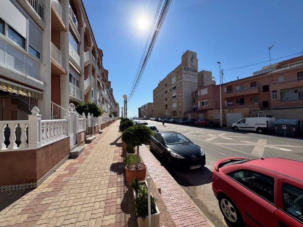 One-bedroom flat with a communal swimming pool just 100 metres from the beach