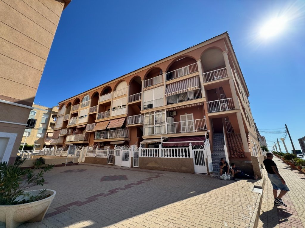 One-bedroom flat with a communal swimming pool just 100 metres from the beach