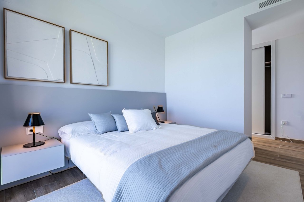 One-storey villas with 3 bedrooms, 2 bathrooms, optional roof terrace, air conditioning, sea views, private parking and private pool