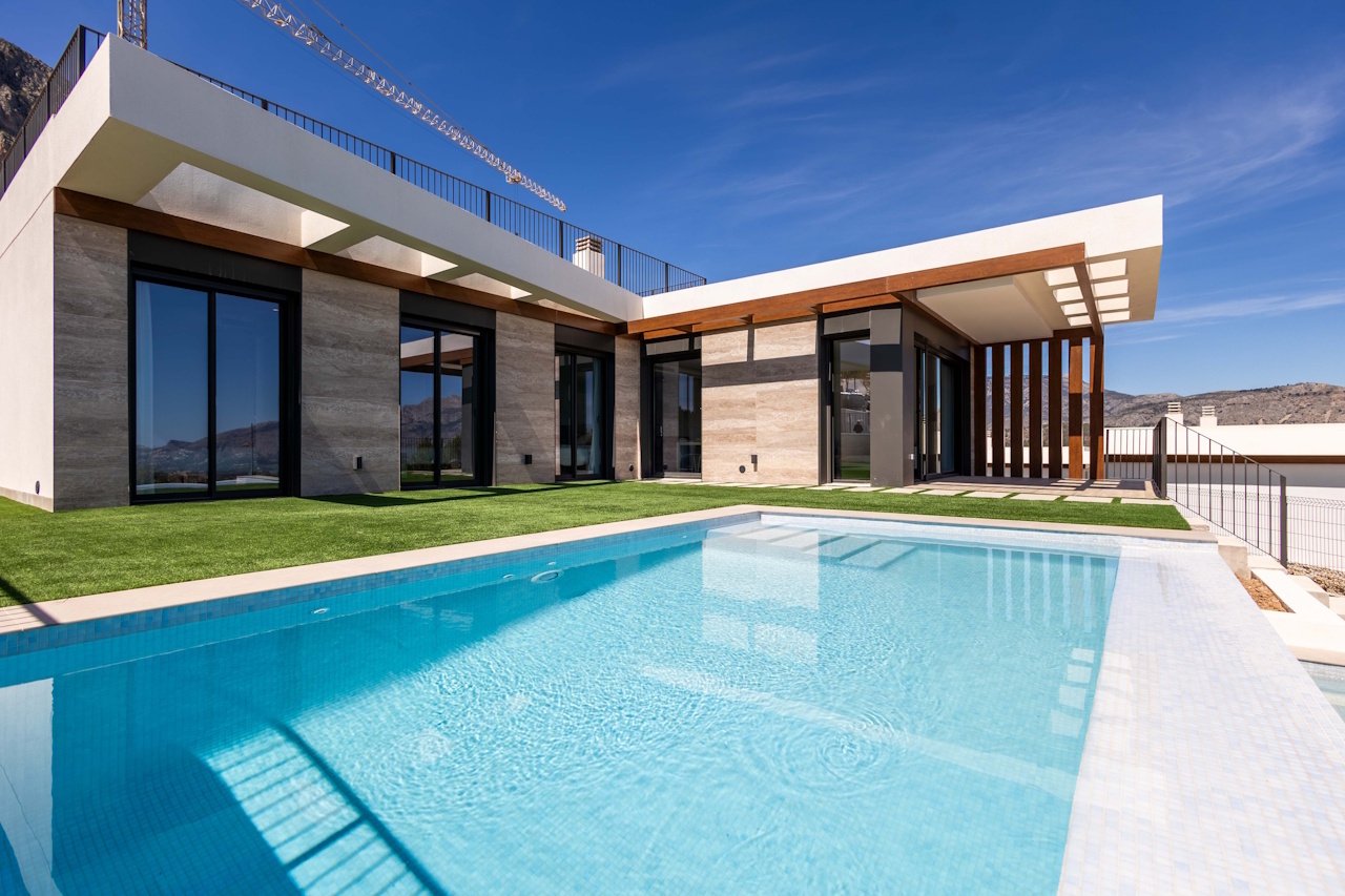 One-storey villas with 3 bedrooms, 2 bathrooms, optional roof terrace, air conditioning, sea views, private parking and private pool
