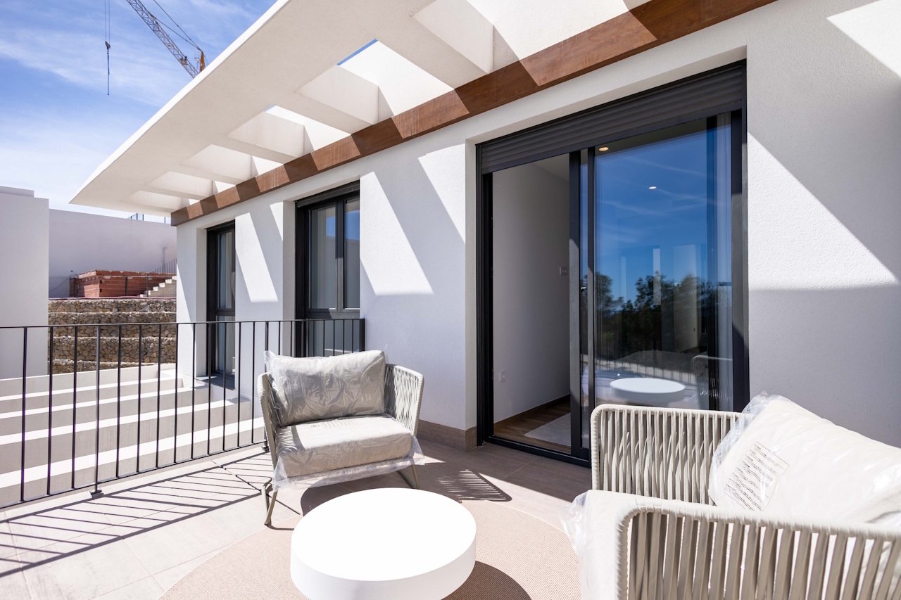 Two-storey villas with 3 bedrooms, 2 bathrooms, guest toilet, air conditioning, sea views, private parking and private pool