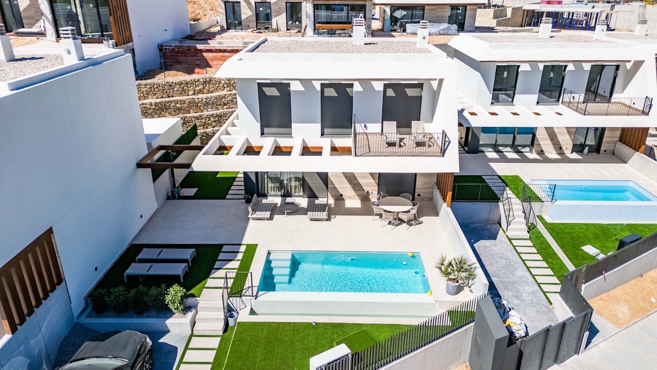 Two-storey villas with 3 bedrooms, 2 bathrooms, guest toilet, air conditioning, sea views, private parking and private pool