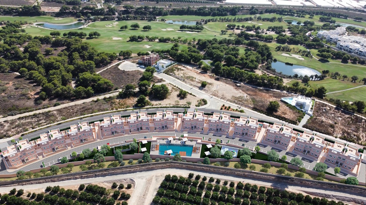 Ground floor apartments with 3 bedrooms, 2 bathrooms, private parking and communal pool at Lo Romero Golf Course