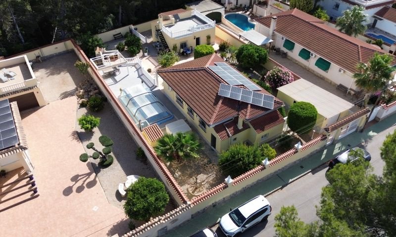 A beautiful property in El Pinar de Campoverde comprising a main house, a guest house, a garage and a private swimming pool
