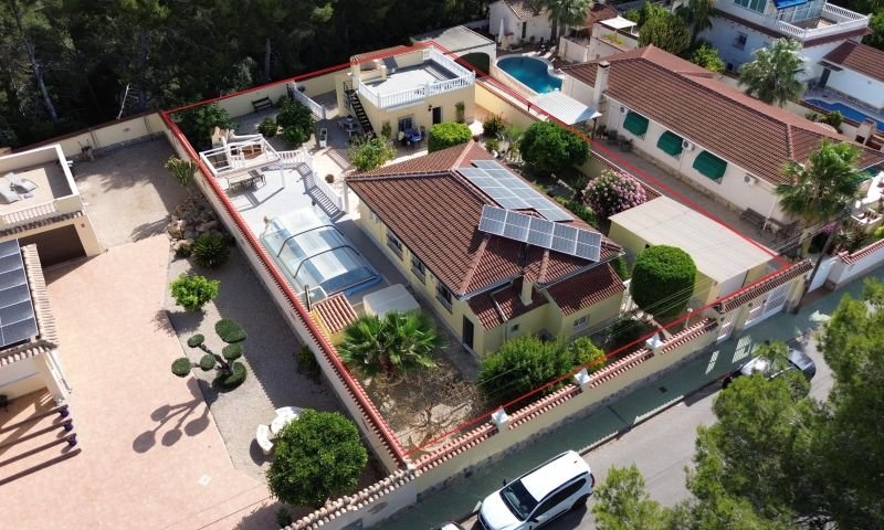 A beautiful property in El Pinar de Campoverde comprising a main house, a guest house, a garage and a private swimming pool