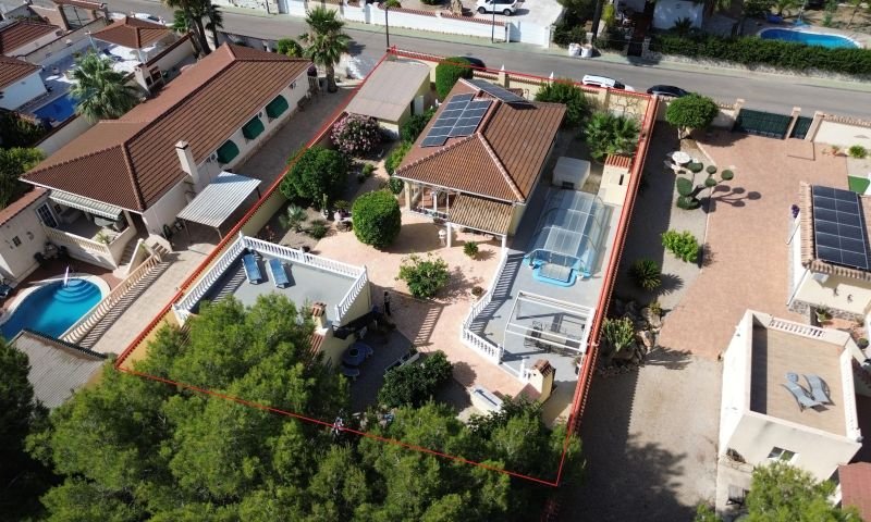 A beautiful property in El Pinar de Campoverde comprising a main house, a guest house, a garage and a private swimming pool