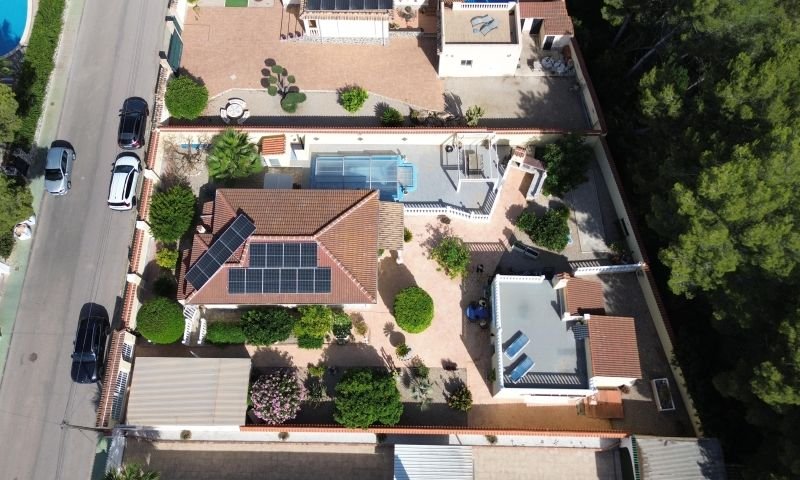 A beautiful property in El Pinar de Campoverde comprising a main house, a guest house, a garage and a private swimming pool