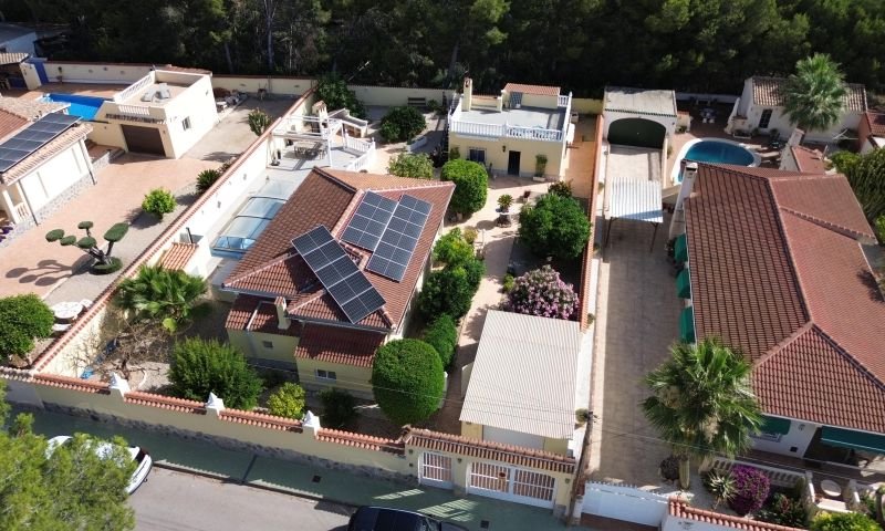 A beautiful property in El Pinar de Campoverde comprising a main house, a guest house, a garage and a private swimming pool