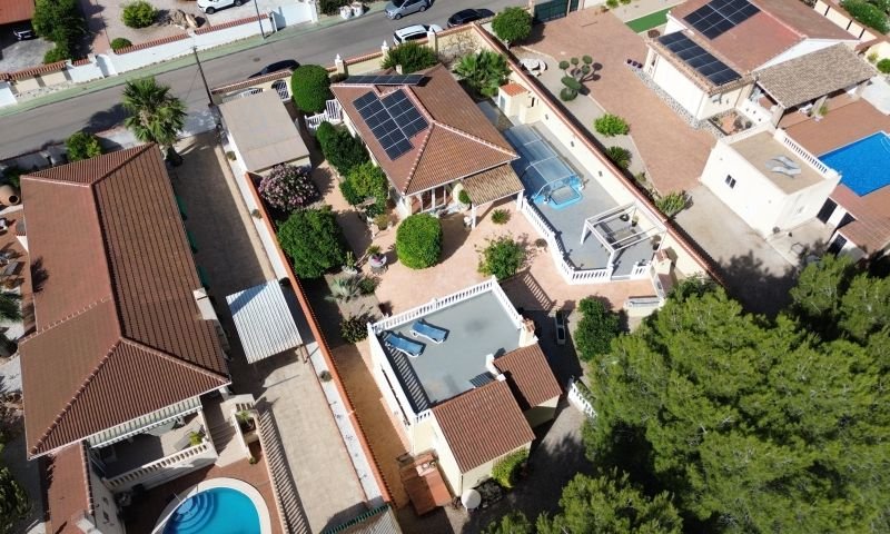 A beautiful property in El Pinar de Campoverde comprising a main house, a guest house, a garage and a private swimming pool