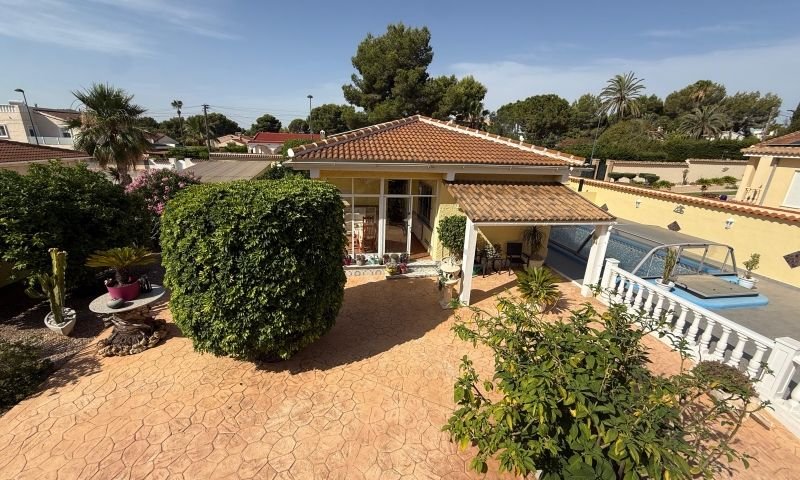 A beautiful property in El Pinar de Campoverde comprising a main house, a guest house, a garage and a private swimming pool