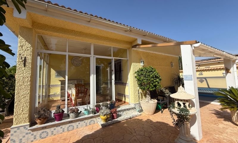A beautiful property in El Pinar de Campoverde comprising a main house, a guest house, a garage and a private swimming pool