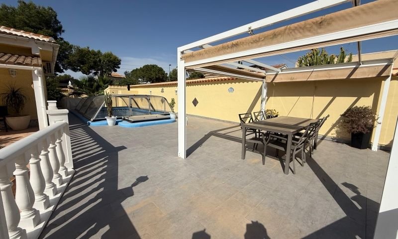 A beautiful property in El Pinar de Campoverde comprising a main house, a guest house, a garage and a private swimming pool